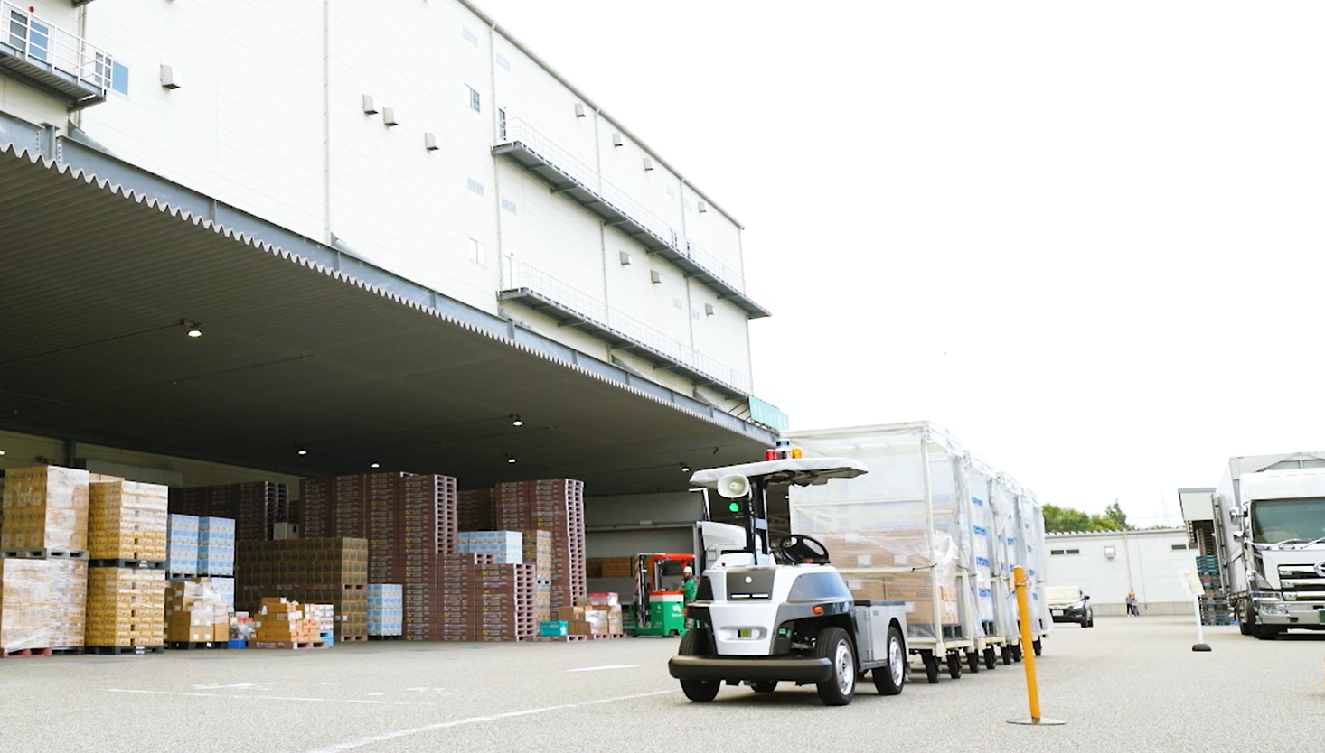 大型トラックが往来する物流倉庫で、安全な自動搬送を実現